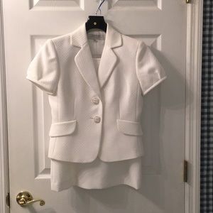 Tahari white short-sleeved suit with skirt